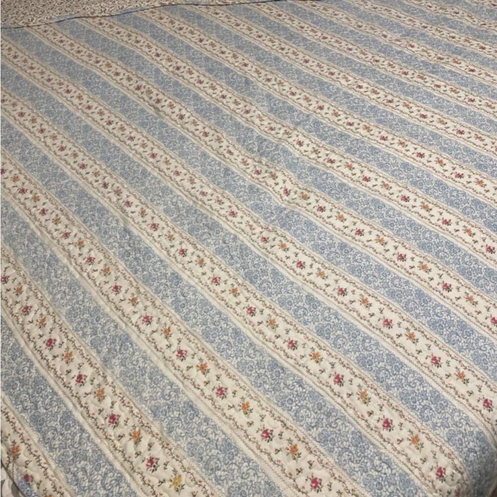 Twin Cottage Style Floral Quilt